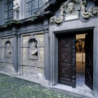 515Doors to atelier with Adam and Eve (c)Bart Huysmans, Michel Wuyts.jpg